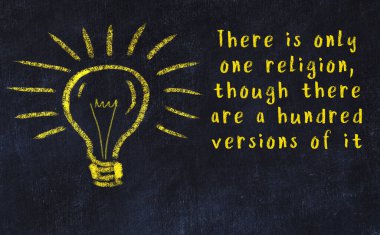 Bilgece bir alıntı ve siyah karatahtaya bir ampul çizimi