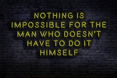 Tuğla duvardaki bilgece alıntıların neon yazıları üzerine gece görüşü