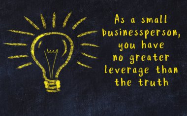 Bir karatahtaya ve bir ampul çizimine elle yazılmış akıllı bir alıntı.