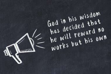 Bir hoparlörün tebeşir çizimi ve siyah karatahtaya el yazısıyla yazılmış alıntılar