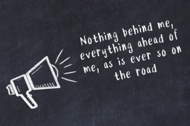 Bilge motivasyonel yazıtlı siyah karatahtaya hoparlör çizimi