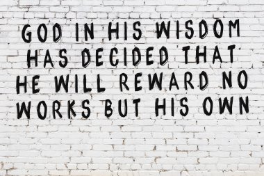 Beyaz tuğla duvar ve bilgece alıntıların yazılı olduğu siyah yazı.