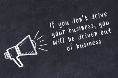 Bilge motivasyonel yazıtlı siyah karatahtaya hoparlör çizimi