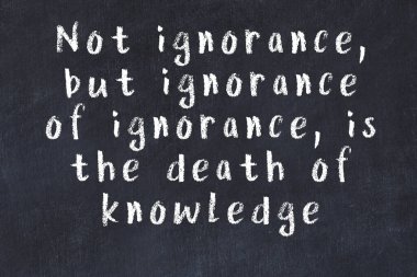Siyah masa üzerine tebeşirle yazılmış zekice bir söz.