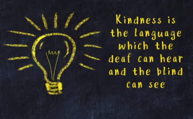 Bir karatahtaya ve bir ampul çizimine elle yazılmış akıllı bir alıntı.