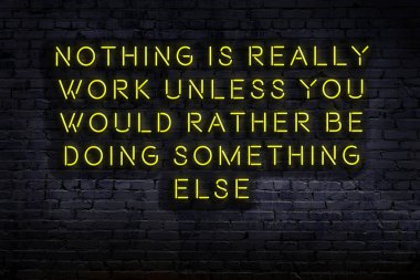 Zekice ve motive edici bir alıntı. Karanlıkta duvarda neon levhası