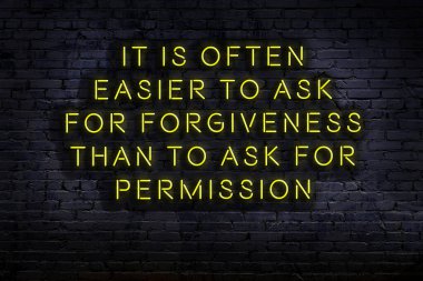 Tuğla duvardaki bilgece alıntıların neon yazıları üzerine gece görüşü