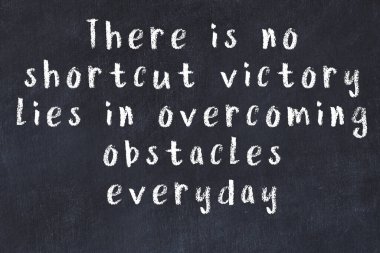 Bilgece motive edici el yazısı tebeşirle yazılmış siyah karatahta