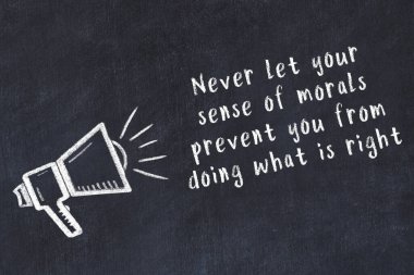 Bilge motivasyonel yazıtlı siyah karatahtaya hoparlör çizimi