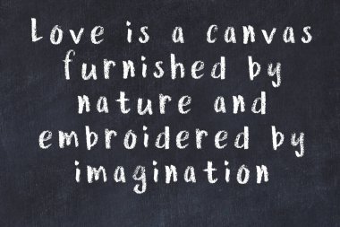 Siyah tahta üzerine akıllı alıntıların el yazması tebeşir yazısı