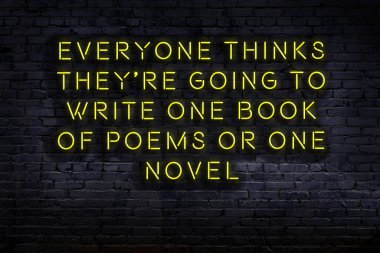 Tuğla duvardaki ışıklı neon tabela olarak bilgece alıntı