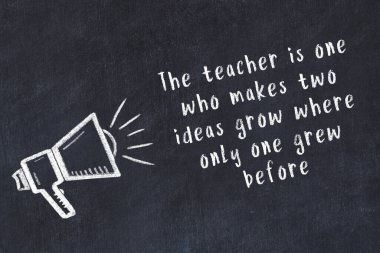 Bir hoparlörün tebeşir çizimi ve siyah karatahtaya el yazısıyla yazılmış alıntılar