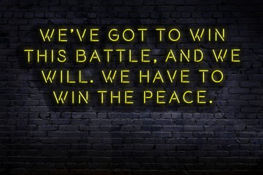 Tuğla duvardaki bilgece alıntıların neon yazıları üzerine gece görüşü