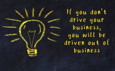 Bilgece bir alıntı ve siyah karatahtaya bir ampul çizimi