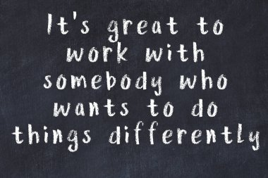 Bilgece motive edici el yazısı tebeşirle yazılmış siyah karatahta