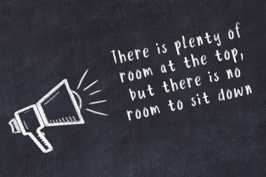 Bir hoparlörün tebeşir çizimi ve siyah karatahtaya el yazısıyla yazılmış alıntılar