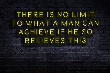 Tuğla duvardaki bilgece alıntıların neon yazıları üzerine gece görüşü