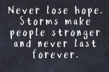 Siyah masa üzerine tebeşirle yazılmış zekice bir söz.