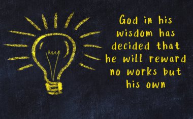 Bir karatahtaya ve bir ampul çizimine elle yazılmış akıllı bir alıntı.