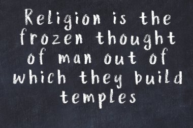 Siyah tahta üzerine akıllı alıntıların el yazması tebeşir yazısı