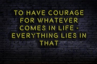 Zekice ve motive edici bir alıntı. Karanlıkta duvarda neon levhası