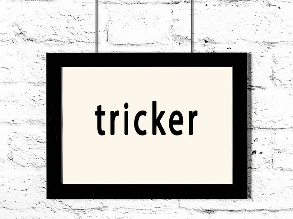 Beyaz tuğla duvarda asılı siyah ahşap çerçeve. 