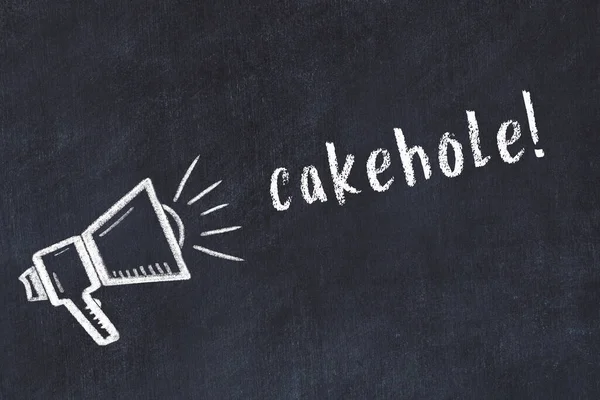 Hoparlör çizimi ve yazıtlı kek deliği olan siyah karatahta