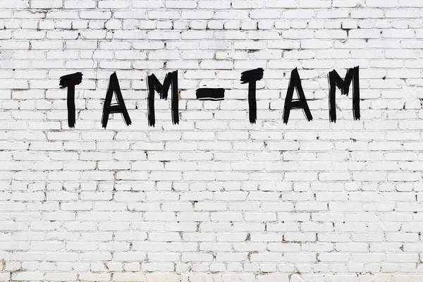 Weiße Ziegelwand Mit Inschrift Tam Tam Handgeschrieben Mit Schwarzer Farbe — Stockfoto