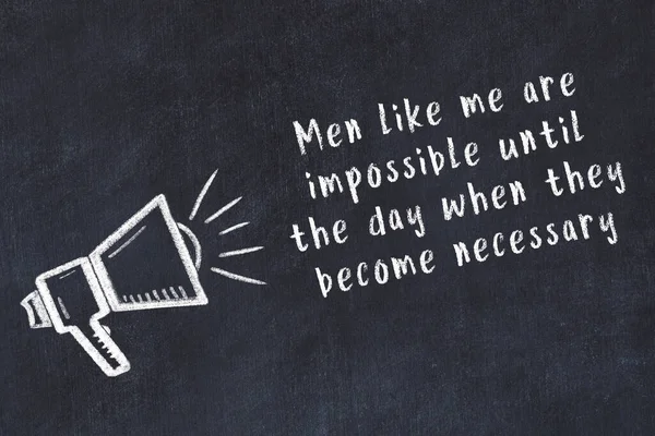 Bir hoparlörün tebeşir çizimi ve siyah karatahtaya el yazısıyla yazılmış alıntılar