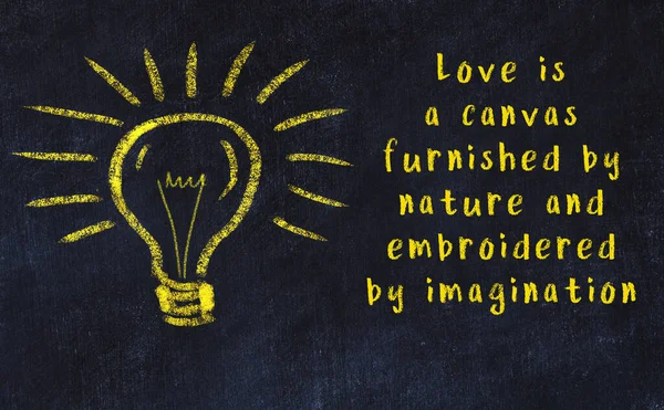 Bir karatahtaya ve bir ampul çizimine elle yazılmış akıllı bir alıntı.