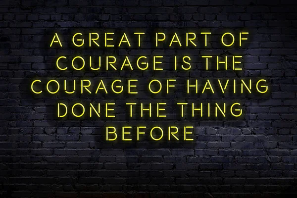 Tuğla duvardaki ışıklı neon tabela olarak bilgece alıntı