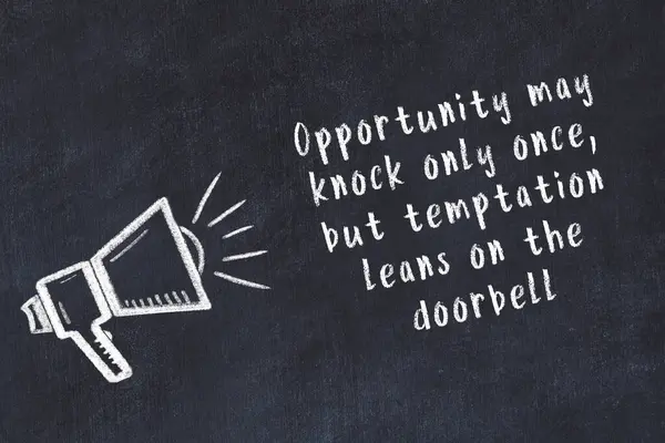 Bir hoparlörün tebeşir çizimi ve siyah karatahtaya el yazısıyla yazılmış alıntılar