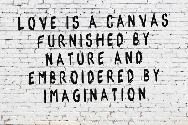 Beyaz tuğla duvar ve bilgece alıntıların yazılı olduğu siyah yazı.