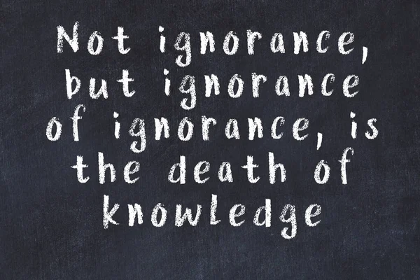 Siyah masa üzerine tebeşirle yazılmış zekice bir söz.