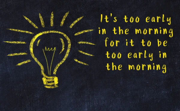 Bir karatahtaya ve bir ampul çizimine elle yazılmış akıllı bir alıntı.