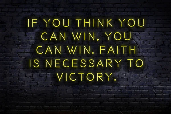 Tuğla duvardaki ışıklı neon tabela olarak bilgece alıntı