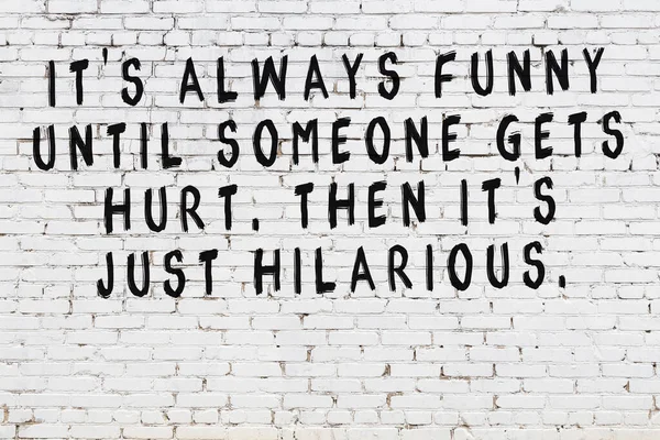 Beyaz tuğla duvar ve bilgece alıntıların yazılı olduğu siyah yazı.