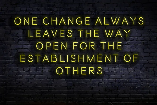 Розумна Мотиваційна Цитата Неоновий Знак Цегляній Стіні Темряві — стокове фото