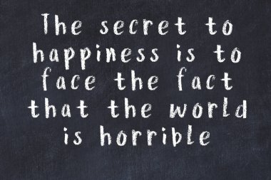 Siyah masa üzerine tebeşirle yazılmış zekice bir söz.