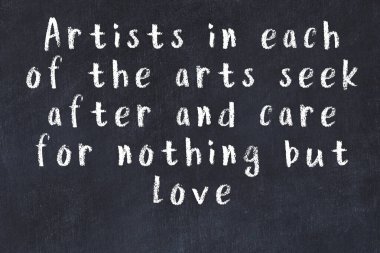 Siyah tahta üzerine akıllı alıntıların el yazması tebeşir yazısı