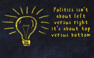 Bilgece bir alıntı ve siyah karatahtaya bir ampul çizimi