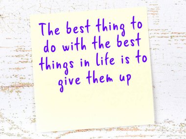 Sarı yapışkan not, ahşap duvarda el yazısıyla yazılmış zekice bir alıntıyla.