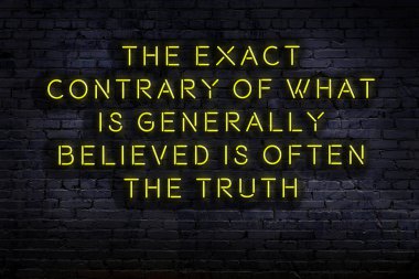 Tuğla duvardaki bilgece alıntıların neon yazıları üzerine gece görüşü