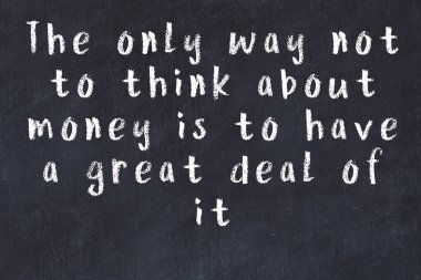 Siyah masa üzerine tebeşirle yazılmış zekice bir söz.