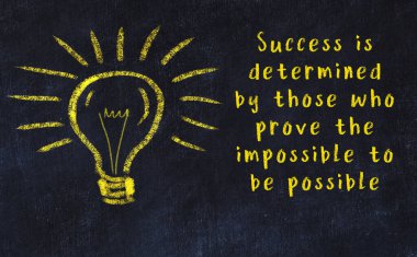 Bilgece bir alıntı ve siyah karatahtaya bir ampul çizimi