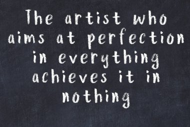 Siyah tahta üzerine akıllı alıntıların el yazması tebeşir yazısı