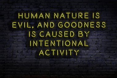 Tuğla duvardaki ışıklı neon tabela olarak bilgece alıntı