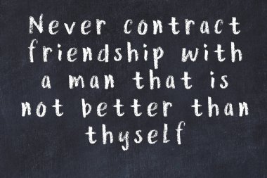 Bilgece motive edici el yazısı tebeşirle yazılmış siyah karatahta