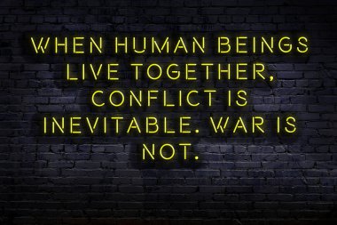 Zekice ve motive edici bir alıntı. Karanlıkta duvarda neon levhası