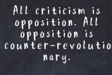 Siyah masa üzerine tebeşirle yazılmış zekice bir söz.